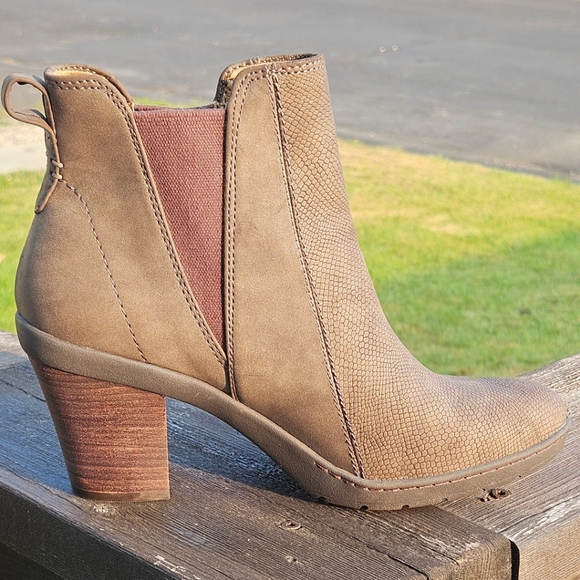 BEARTRAPS POSTURE Women's brown high heel boots that help promote better posture - Picture 5 of 14